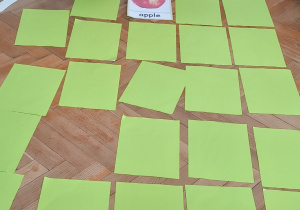 Chłopiec szuka pary do odkrytego owocu.