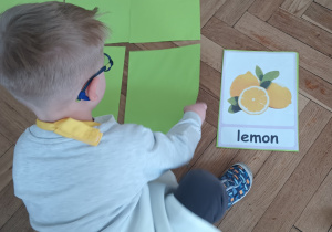 Chłopiec szuka pary do odkrytego owocu.