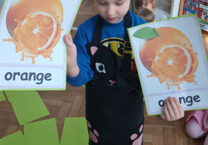 Chłopiec odnalazł parę owoców.