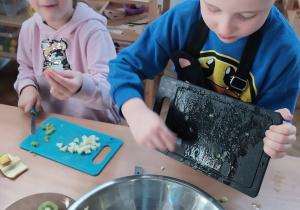 Dzieci robią sałatkę.