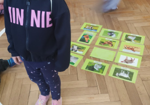 Dziewczynka zamyka oczy, by odgadnąć jakie zwierzę zostało zakryte.