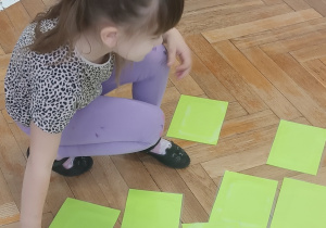 Dziewczynka szuka pary zwierząt.