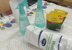 Na zdjęciu widać produkty naszykowane do sadzenia rzeżuchy.