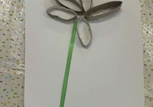 Na zdjęciu widać kwiatka z rolki przyklejonego do kartonu.