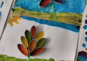 Na zdjęciu widać prace dzieci.