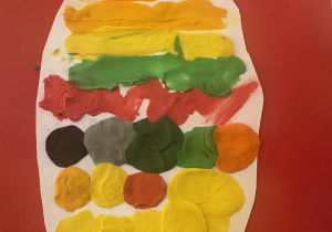 Zdjęcie przedstawia pisankę dziecka.