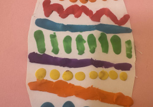 Zdjęcie przedstawia pisankę dziecka.