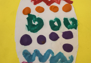 Zdjęcie przedstawia pisankę dziecka.