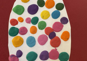 Zdjęcie przedstawia pisankę dziecka.