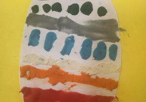 Zdjęcie przedstawia pisankę dziecka.