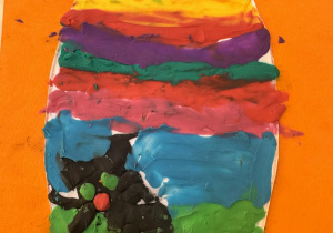 Zdjęcie przedstawia pisankę dziecka.