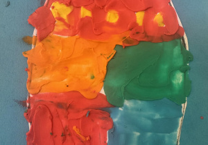 Zdjęcie przedstawia pisankę dziecka.