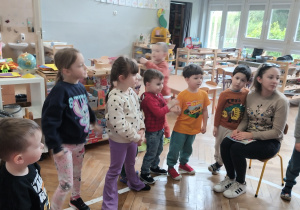 Dzieci stoją i śpiewają piosenkę.