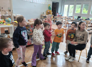 Głośne czytanie przez mamę Oskara