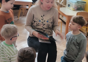 Pani czyta dzieciom książkę.