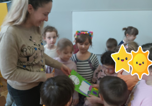 Dzieci wręczają laurkę.