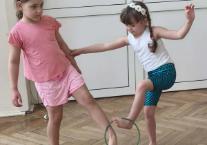 Dzieci wykonują ćwiczenie z obręczą