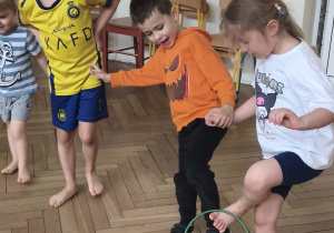 Dzieci wykonują ćwiczenie z obręczą