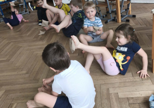 Dzieci wykonują ćwiczenie z woreczkami