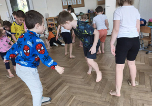 Dzieci wykonują ćwiczenie z woreczkami