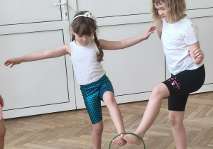 Dzieci wykonują ćwiczenie z obręczą