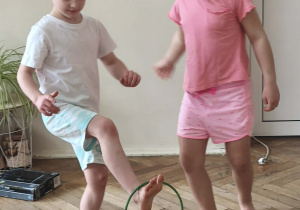 Dzieci wykonują ćwiczenie z obręczą