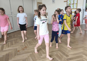 Dzieci wykonują ćwiczenie z woreczkami