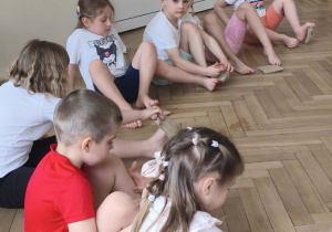 Dzieci wykonują ćwiczenie z woreczkami