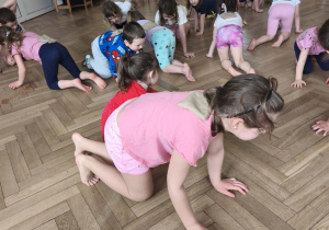 Dzieci wykonują ćwiczenie z woreczkami