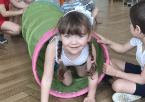 Dzieci wykonują ćwiczenie z tunelem