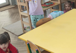 Dzieci zmieniają ubrania po gimnastyce