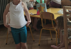 Dzieci zmieniają ubrania po gimnastyce