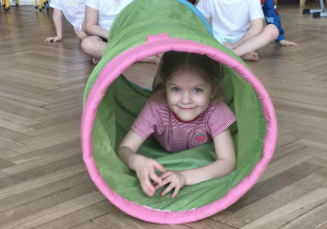 Dzieci wykonują ćwiczenie z tunelem