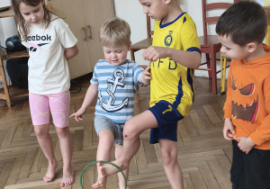 Dzieci wykonują ćwiczenie z obręczą