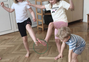 Dzieci wykonują ćwiczenie z obręczą