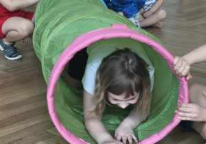 Dzieci wykonują ćwiczenie z tunelem