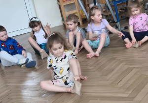 Dzieci wykonują ćwiczenie z woreczkami
