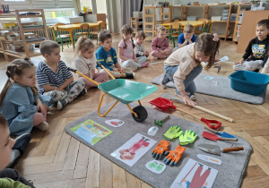 dziewczynka dotyka grabi