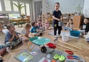 chłopiec trzyma konewkę