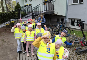 dzieci wychodzą ze szkoły