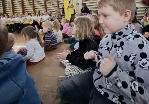 dzieci oglądają występ