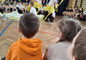 dzieci oglądają występ