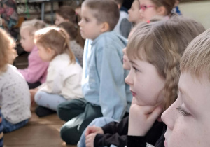 dzieci oglądają występ