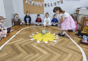 Na zdjęciu widzimy Solenizantkę, układającą koraliki do miseczek.