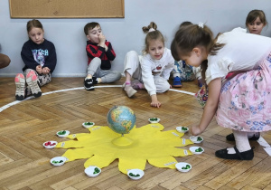 Na zdjęciu widzimy Solenizantkę, układającą koraliki do miseczek.