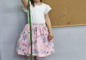 Na zdjęciu widzimy dziewczynkę, która trzyma wykonaną linię życia.