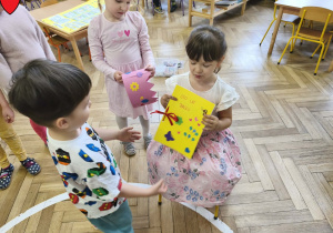 Na zdjęciu widzimy chłopca, który wręcza laurkę od wszystkich dzieci Solenizantce.