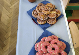 Na zdjęciu widzimy słodki poczęstunek, którym Solenizantka poczęstuje dzieci.