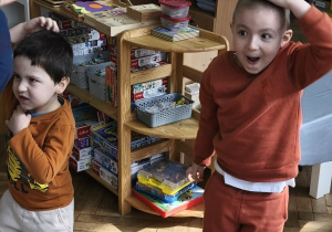 Na zdjęciu widzimy grupkę dzieci, które uczestniczą w zabawie ruchowej, której celem jest naśladowanie wymienionych zwierząt egzotycznych.