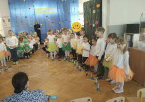 Na zdjęciu widzimy grupkę dzieci, które występują na Koncercie Wiosennym - śpiewają piosenkę "Wiosna".